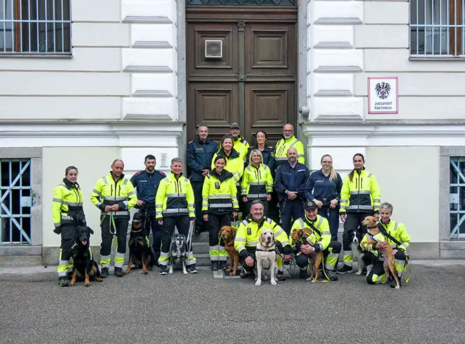 Gruppenbild nach einem spannenden und ausgewöhnlichen Training in der Justizanstalt Ried im Innkreis