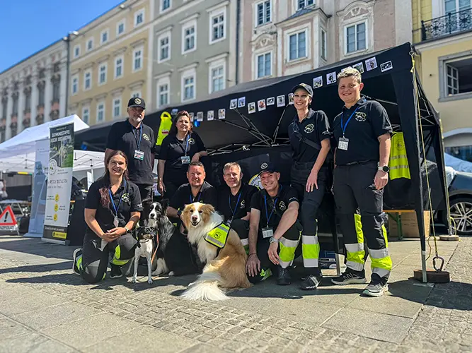 Resuce Dogs Austria beim Linzer Sicherheitstag 2025: Gruppenbild vor unserem Rescue Dogs Austria-Stand