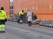 Der Border Collie-Welpe ist ein wenig unsicher, wie er zur verstecken Person hin kommt.