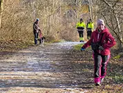 Anfangs sieht der Hund die Versteck-Person noch weglaufen.